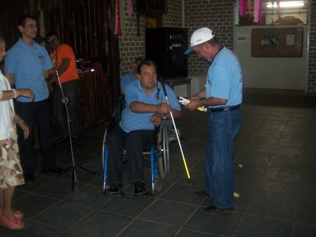 02 - O associado "Seu Luiz" recebendo a bengala do Florindo, Dir. de Patrimônio.